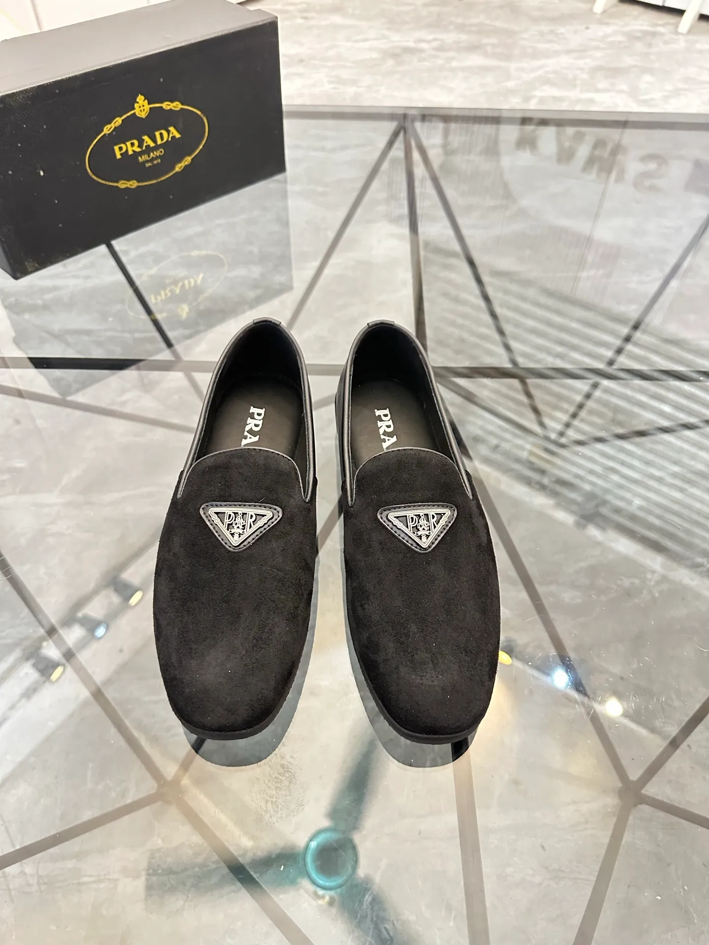 Selling men's shoes 💰: 💰P460¥ Product trademark: Prada* "Prada*" slip-on shoes, lazy shoes, regular size: 38-44. (Can be customized to 45.) Product materials: imported first-layer cowhide upper, water-dyed cowhide lining, original outsole. No.: D301